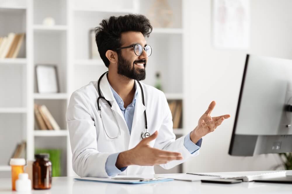 clinical assistants providing consultation online with patients