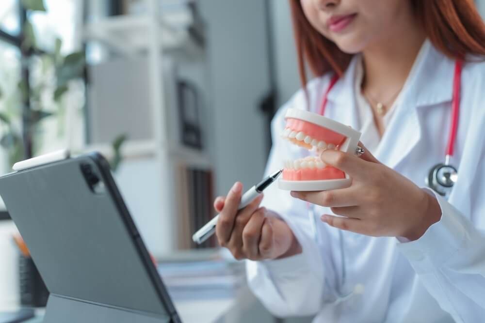 virtual dental assistant helping patient online related to dental queries